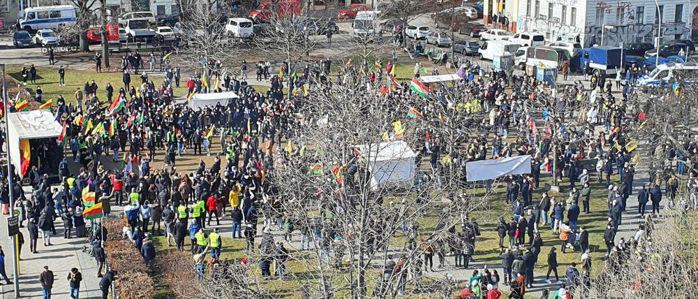 Auf dem Oranienplatz wurde das Kurdische Frühlingsfest gefeiert - viele hielten keinen Abstand.