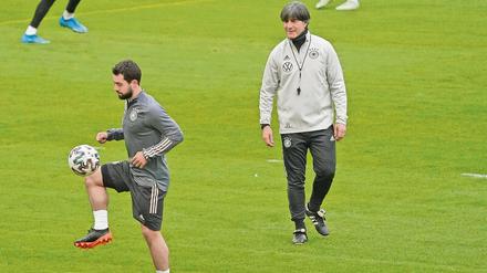 Die alte Freude am Spiel. Joachim Löw wirkt plötzlich nicht mehr leer und verbraucht, er scheint noch einmal den Spaß an seinem Job wiedergefunden zu haben – und auch an einem Fußballer wie Amin Younes, der erstmals seit mehreren Jahren wieder für die Nationalmannschaft nominiert worden ist. 