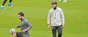 Die alte Freude am Spiel. Joachim Löw wirkt plötzlich nicht mehr leer und verbraucht, er scheint noch einmal den Spaß an seinem Job wiedergefunden zu haben – und auch an einem Fußballer wie Amin Younes, der erstmals seit mehreren Jahren wieder für die Nationalmannschaft nominiert worden ist. 
