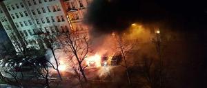 In der Nacht zu Dienstag standen mehrere Autos in der Metzer Straße in Berlin-Prenzlauer Berg in Flammen.