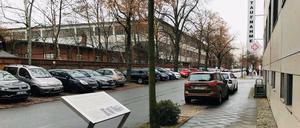 Rechts das Vivantes-Krankenhaus, links die Britenbrache, wo der Campus entstehen soll.