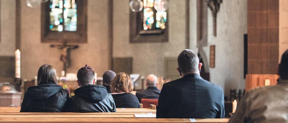 Mit Abstand. Ohne die Messen mit Gläubigen gehe dem wichtigsten Fest der Christen Entscheidendes verloren, sagen die Bischöfe.