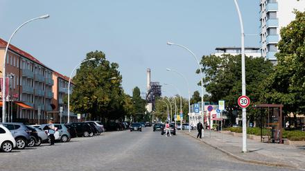 Immer präsent: der Turm des Stahlwerks.