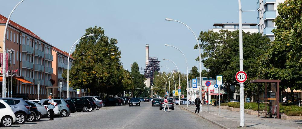 Immer präsent: der Turm des Stahlwerks.