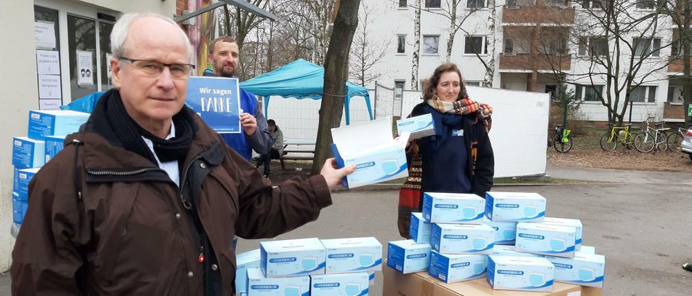 Hans Weigeldt, der Pandemiebeauftragte des Krankenhauses Bethel übergibt der Stadtmission OP-Masken. Neben ihm die Stadtmissions-Mitarbeiter Veikko Schmohl und Anna Behnke.