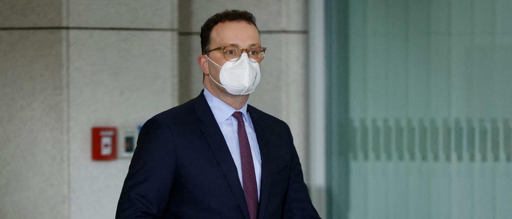 Schweigt hinter der Maske. Gesundheitsminister Jens Spahn möchte nicht sagen, mit wem er zu Abend gegessen hat.