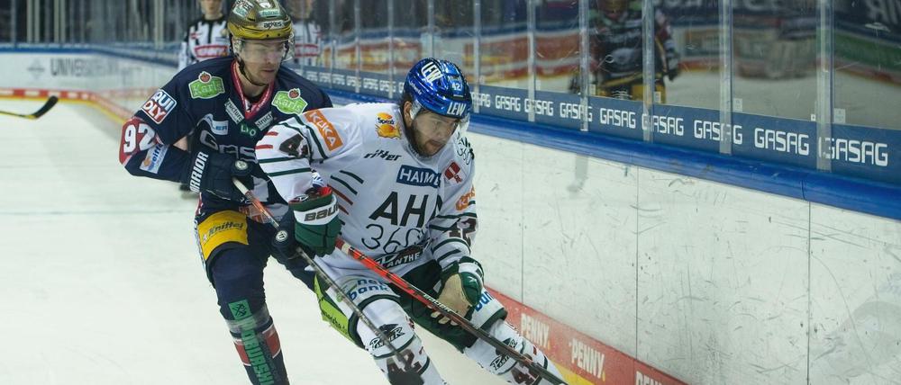 Das war eng. Marcel Noebels (links) beim Spiel gegen Augsburg am Sonntag (vorn Layne Viveiros).
