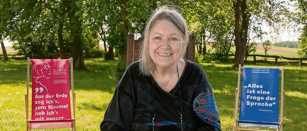 Wo auch Rehe vorbeischauen und sich unter den Bäumen niederlassen. Helga Schubert im Sommer 2020 im Garten ihres Hauses in Neu-Meteln. 