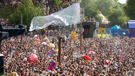 Besucher feiern die Eröffnung der Turmbühne auf dem Gelände des Fusion-Festivals 2019. 
