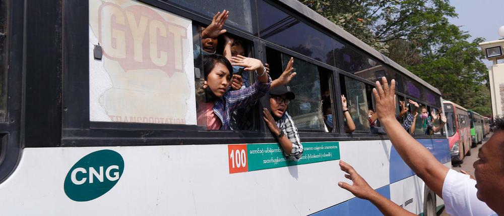 Festgenommene Demonstranten winken aus einem Bus, der aus dem Insein-Gefängnis kommt und sie zu einem ungenannten Ort transportieren wird.