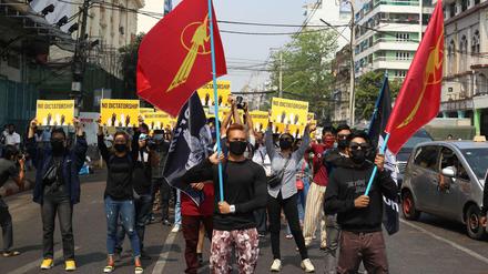 Auf den Straßen Myanmars kommt es momentan fast täglich zu Protesten.