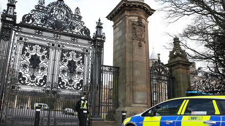 Polizei vor dem Holyrood-Palast. Nach dem Fund eines „verdächtigen Objekts“ hat die Polizei einen Mann festgenommen. 