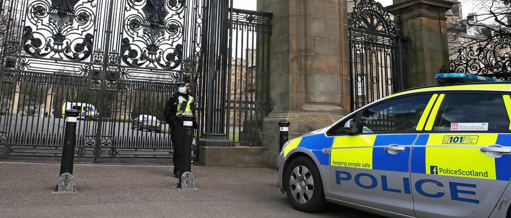 Polizei vor dem Holyrood-Palast. Nach dem Fund eines „verdächtigen Objekts“ hat die Polizei einen Mann festgenommen. 