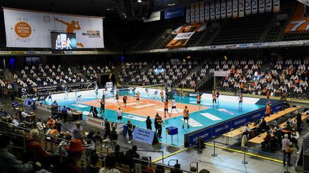 Nicht voll, aber auch nicht mehr leer. Die Max-Schmeling-Halle am Mittwochabend vor dem Spiel der Volleys.