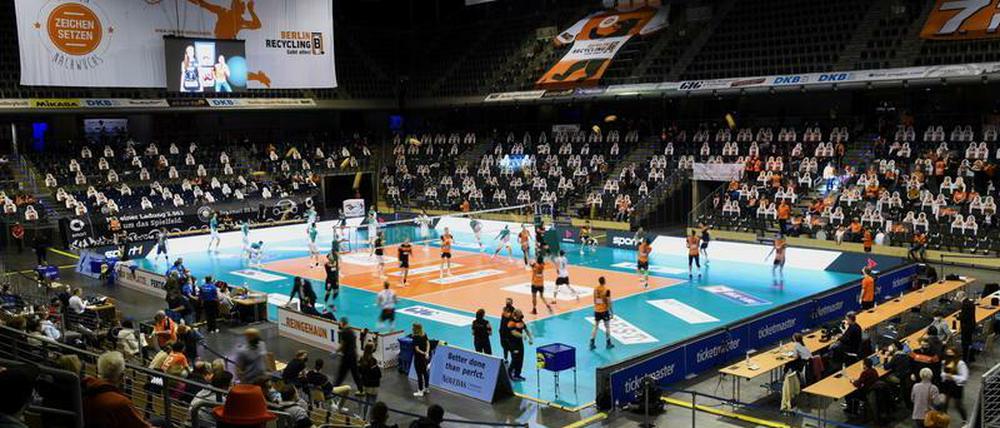 Nicht voll, aber auch nicht mehr leer. Die Max-Schmeling-Halle am Mittwochabend vor dem Spiel der Volleys.