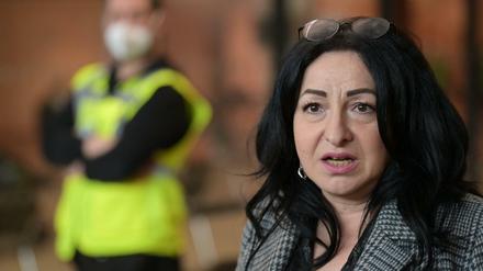 Dilek Kalayci (SPD), Berlins Gesundheitssenatorin, im Terminal C des ehemaligen Flughafens Tegel im Corona-Impfzentrum.