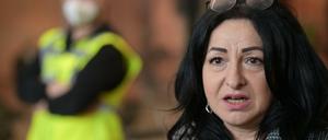 Dilek Kalayci (SPD), Berlins Gesundheitssenatorin, im Terminal C des ehemaligen Flughafens Tegel im Corona-Impfzentrum.
