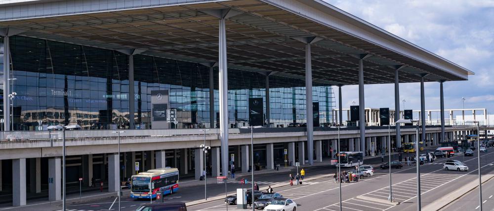 Die Bundesanwaltschaft hat die Frau auf dem Berliner Flughafen BER festnehmen lassen.