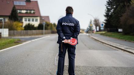 Ein Polizist kontrolliert die Ortsein- und ausfahrt.