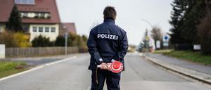 Ein Polizist kontrolliert die Ortsein- und ausfahrt.