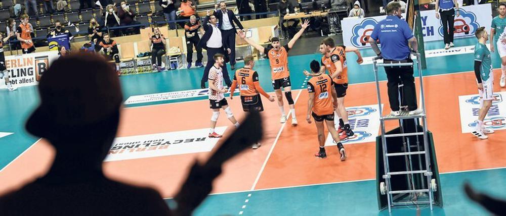 Feiern mit Fans. Und die Zuschauer hoffen, dass sie in dieser Saison noch einmal wiederkommen dürfen.