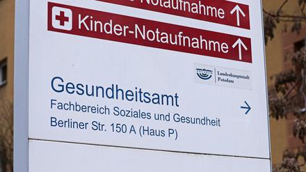 Wegen der Corona-Pandemie müssen Brandenburgs Gesundheitsämter Aufgaben einschränken.