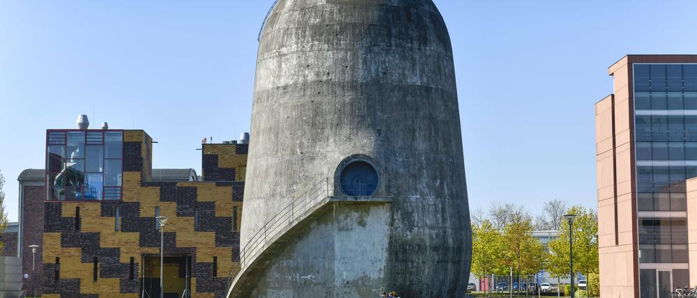Der Trudelturm ist ein Wahrzeichen von Adlershof. Hier wurde Anfang der 30er Jahre Luftfahrtforschung betrieben.