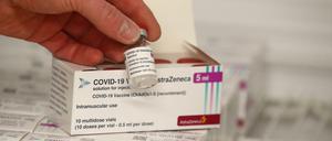 Astrazeneca-Impfstoff steht in einem Kühlschrank.