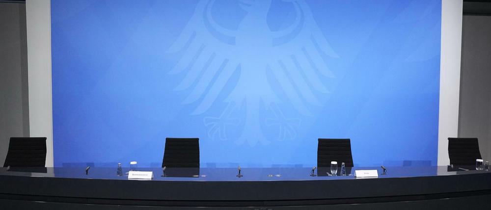 Leere Stühle stehen vor dem Beginn einer Pressekonferenz mit Bundeskanzlerin Merkel (CDU) im Kanzleramt.