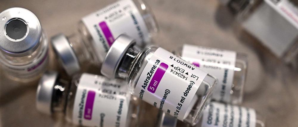 Ampullen des Impfstoffs von Astrazeneca.