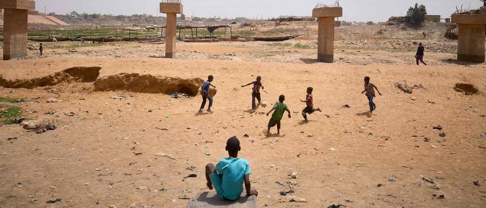 Kinder spielen im Nigerdelta Fußball.