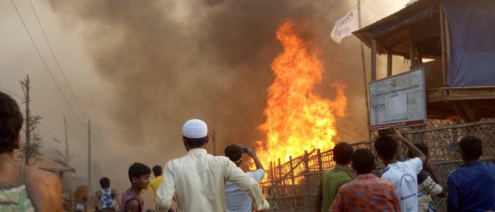 Brand in einem Camp für Rohingya-Flüchtlinge in Bangladesch 