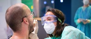 Ein Mann wird am Flughafen Dresden auf das Coronavirus getestet.