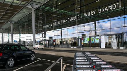 Am Flughafen BER kommt es durch zusätzlich Mallorca-Flüge zu ungewohntem Andrang.