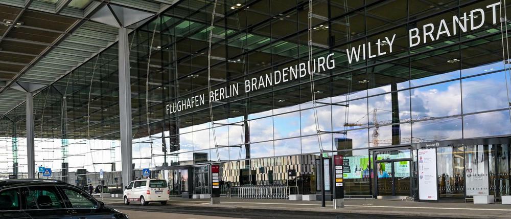 Am Flughafen BER kommt es durch zusätzlich Mallorca-Flüge zu ungewohntem Andrang.