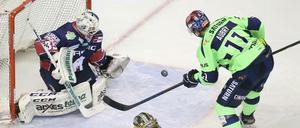 Mathias Niederberger blieb auch in dieser Szene gegen die früheren Eisbären-Stürmer Louis-Marc Aubry Sieger.