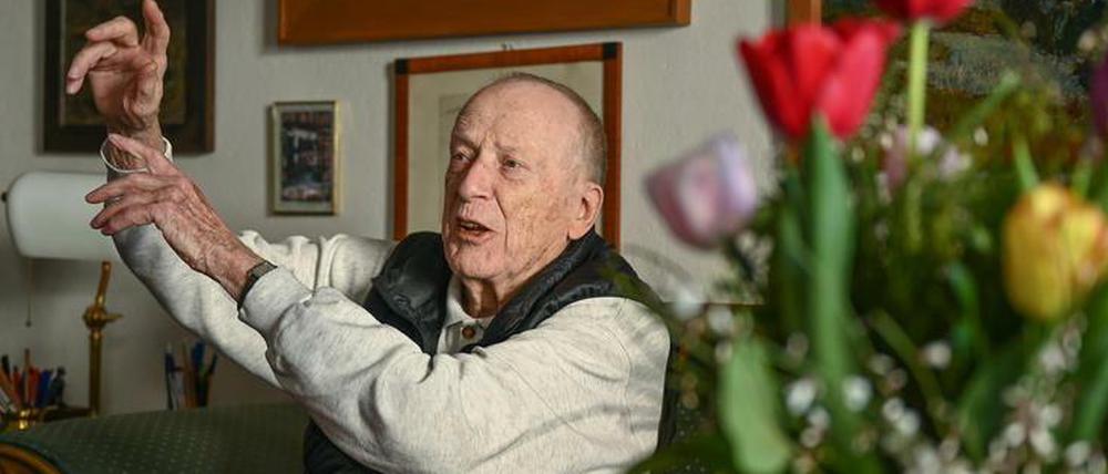 Der Drehbuchautor Wolfgang Kohlhaase 2021 in seinem Haus. 