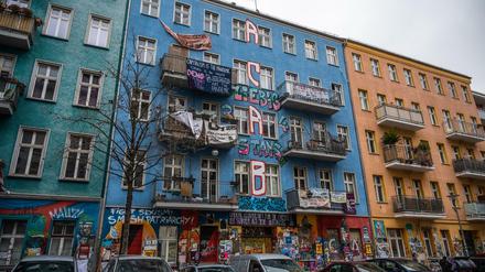 Das Haus in der Rigaer Str. 94 ist verbarrikadiert und teilweise besetzt.