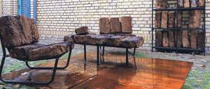 Torf-Mobilien. „Mein Anti-Bauhaus“ (1982-2020) nennt Silvia Klara Breitwieser ihre bröckelnden Installationen.