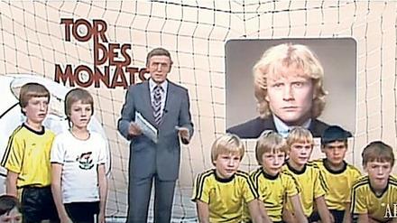 1980 lässt Moderator Hajo Rauschenbach Manni Burgsmüller auflaufen. 