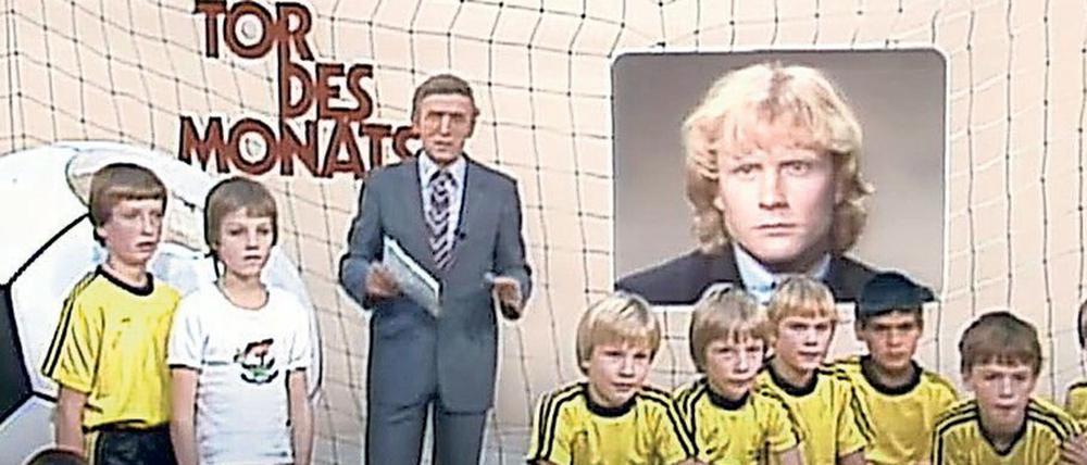 1980 lässt Moderator Hajo Rauschenbach Manni Burgsmüller auflaufen. 
