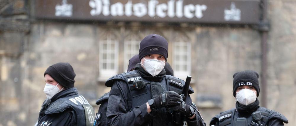 Sächsische Polizisten in Chemnitz. Kann man in ihre Köpfe gucken?