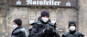 Sächsische Polizisten in Chemnitz. Kann man in ihre Köpfe gucken?