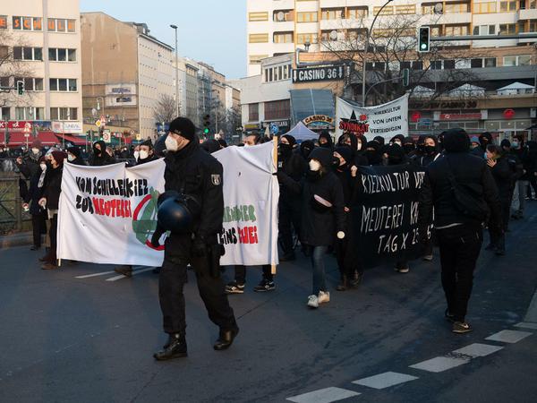 Polizeibeamte begleiten am Kottbusser Tor Demonstranten, die gegen die Räumung der Szene-Kneipe "Meuterei" protestieren.