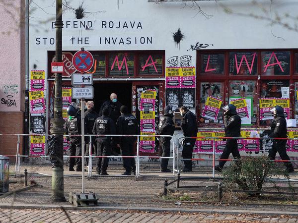 Polizeibeamte auf der Reichenberger Straße vor der "Meuterei".