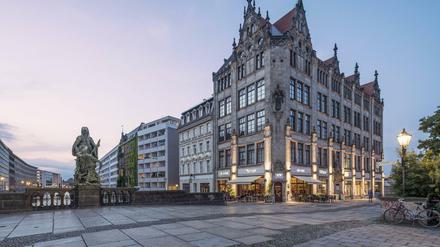 Juwel-Palais und Gertraudendenkmal zieren die Gertraudenbrücke.