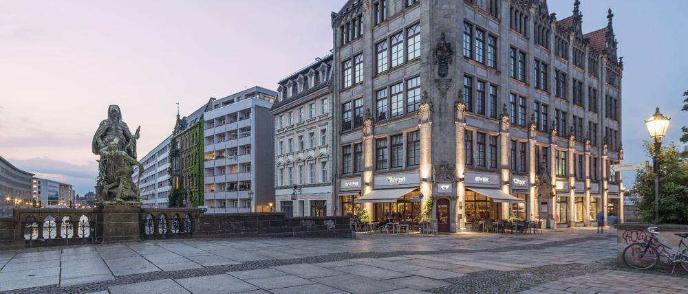 Juwel-Palais und Gertraudendenkmal zieren die Gertraudenbrücke.
