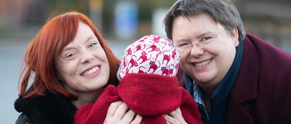 Gesa Teichert-Akkermann (l) und Verena Akkermann mit ihrer kleinen Tochter Paula. 