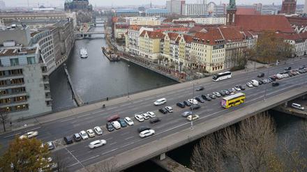 Die Mühlendammbrücke in der Nähe des Alexanderplatzes muss erneuert werden: Bürger:innen können nun online mitentscheiden.