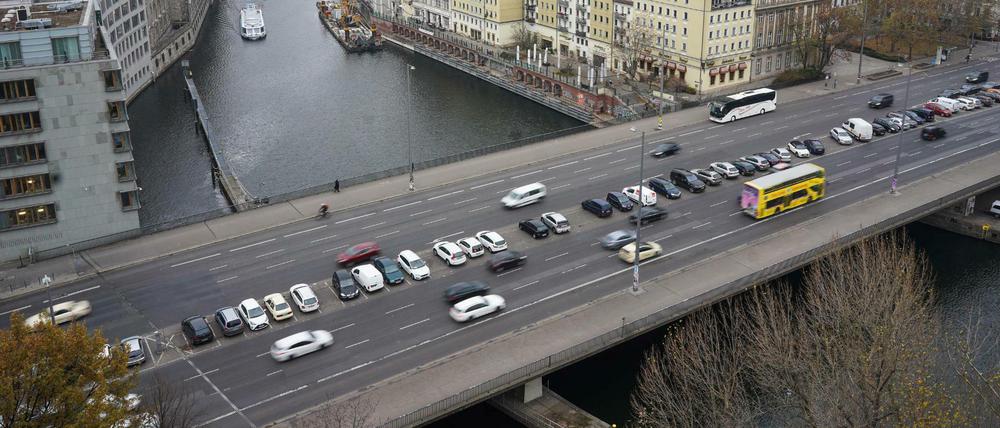Die Mühlendammbrücke in der Nähe des Alexanderplatzes muss erneuert werden: Bürger:innen können nun online mitentscheiden.
